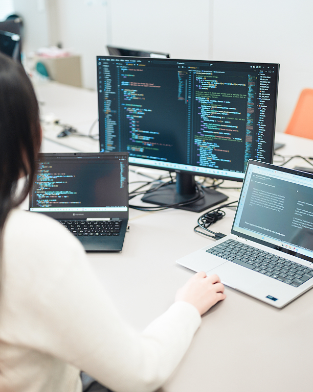 パソコンで仕事をする様子