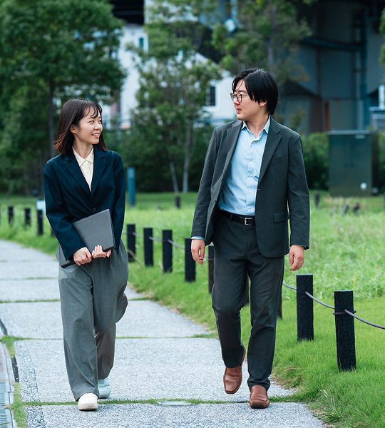 社員同士が話す様子